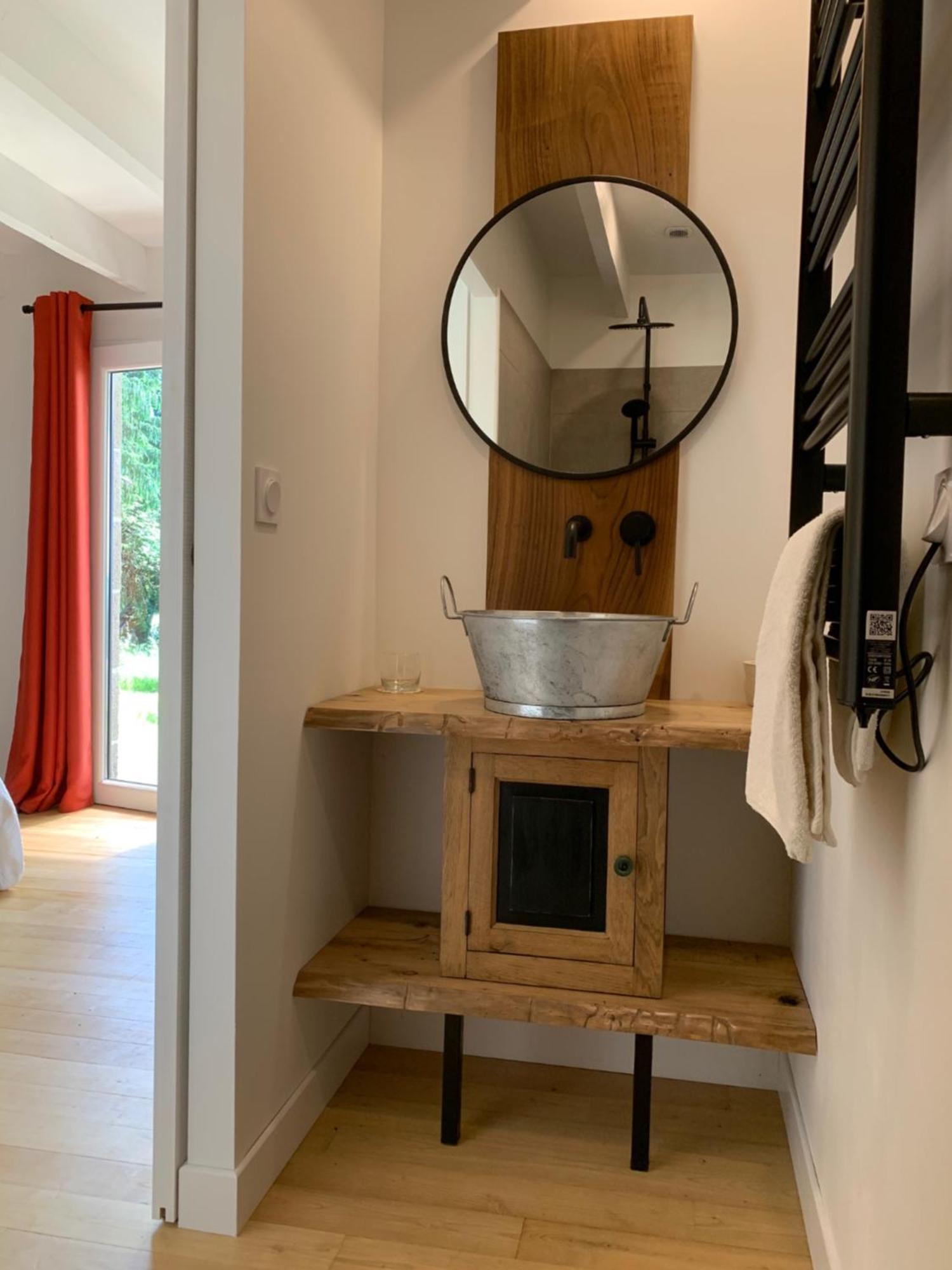 Bed and Breakfast Aux Logis De Fonfroide Chez Mylene & David Marcoles Exterior foto
